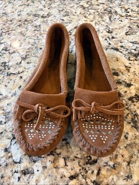 Minnetonka Studded Brown Suede Fringe Moccasin Flats - Size 7